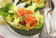 Aguacate relleno con salmón ahumado